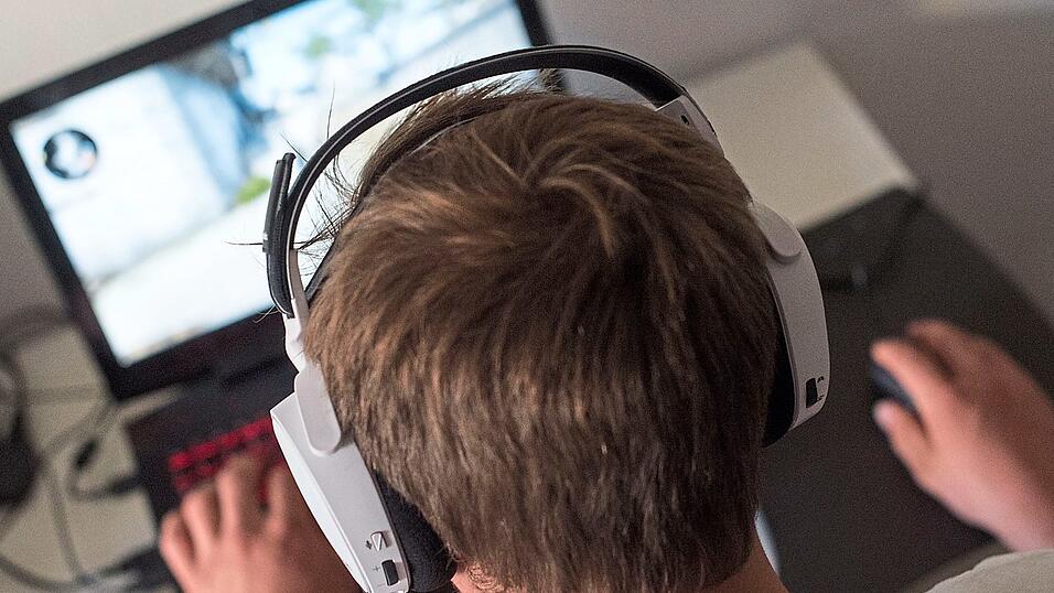 Besonders hohe Fallzahlen sind mit zunehmender Dauer der Pandemie vor allem im Bereich der Online-Spielsucht zu verzeichnen - sowohl im Bereich des Online-Gl&uuml;cksspiels als auch des virtuellen Gamings.