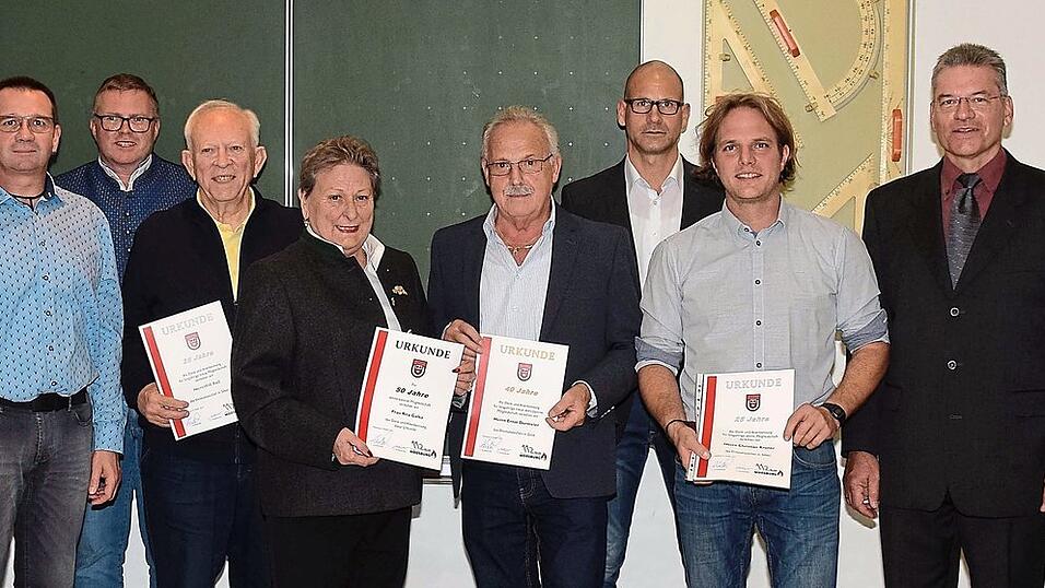 Gruppenbild mit den Geehrten: (von links) Bürgermeister Josef Dollinger, Kommandant Gerhard Hochleitner, Kreisbrandrat Manfred Danner, Willi Rieß, Rita Galka, Ernst Dormeier, zweiter Kommandant Franz Jantschy, Christian Kroner, Vorsitzender Christian Brülbeck und zweiter Vorsitzender Christian Schafhauser. Gruppenbild mit den Geehrten: (von links) Bürgermeister Josef Dollinger, Kommandant Gerhard Hochleitner, Kreisbrandrat Manfred Danner, Willi Rieß, Rita Galka, Ernst Dormeier, zweiter Kommandant Franz Jantschy, Christian Kroner, Vorsitzender Christian Brülbeck und zweiter Vorsitzender Christian Schafhauser.