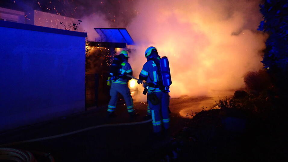 Die Stichflamme aus der Gasflasche war weithin sichtbar. Die Feuerwehrleute operierten mit schwerem Atemschutz. Die Stichflamme aus der Gasflasche war weithin sichtbar. Die Feuerwehrleute operierten mit schwerem Atemschutz.