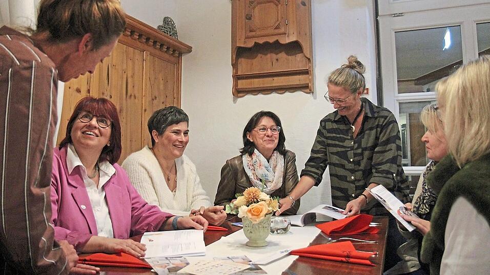 Alexandra Pappenberger (links) und Dr. Sandra Aschenbrenner (3. von rechts) vom Pflegestützpunkt der Region Landshut erklären den Teilnehmerinnen aus dem Arbeitskreises Landshut der Unternehmerfrauen im Handwerk - unter ihnen auch die Vorsitzende Manuela Nemela (2. von links) - welche Möglichkeiten es gibt, Kunden im Direktkontakt zu helfen, die von Demenz betroffen sind.