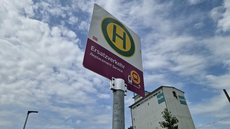Fahrgastzüge halten in Wallersdorf derzeit ohnehin nicht. Es gilt Schienenersatzverkehr. Grund ist die umfangreiche Korridorsanierung Obertraubling-Passau. Fahrgastzüge halten in Wallersdorf derzeit ohnehin nicht. Es gilt Schienenersatzverkehr. Grund ist die umfangreiche Korridorsanierung Obertraubling-Passau.