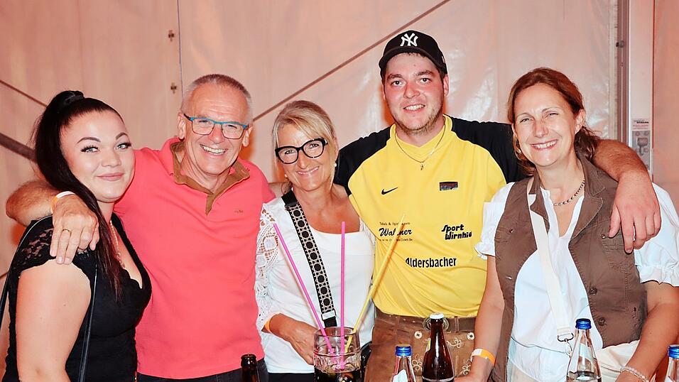 Freute sich über die gute Stimmung im Zelt: Julia Fechter (2. v. r.), 2. Vorsitzende des Summer of Cuba Libre-Teams. Freute sich über die gute Stimmung im Zelt: Julia Fechter (2. v. r.), 2. Vorsitzende des Summer of Cuba Libre-Teams.