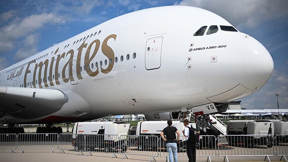 Die Fluggesellschaft Emirates präsentierte in den vergangenen Jahren bei der Internationalen Luft- und Raumfahrtausstellung (ILA) am Flughafen Berlin-Brandenburg eine ihrer Maschinen - künftig darf die Airline den Flughafen auch tatsächlich ansteuern. (Archivbild) Die Fluggesellschaft Emirates präsentierte in den vergangenen Jahren bei der Internationalen Luft- und Raumfahrtausstellung (ILA) am Flughafen Berlin-Brandenburg eine ihrer Maschinen - künftig darf die Airline den Flughafen auch tatsächlich ansteuern. (Archivbild)