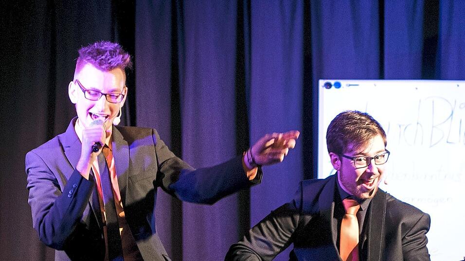 Ein weiteres Herzensprojekt von Rädlinger: das Musik-Kabaret 'Max und Pille', das er zusammen mit seinem guten Freund Philipp Artmann 2013 gegründet hat. Das Komiker-Duo hat es sogar schon in die Abendschau des BR geschafft. Ein weiteres Herzensprojekt von Rädlinger: das Musik-Kabaret 'Max und Pille', das er zusammen mit seinem guten Freund Philipp Artmann 2013 gegründet hat. Das Komiker-Duo hat es sogar schon in die Abendschau des BR geschafft.