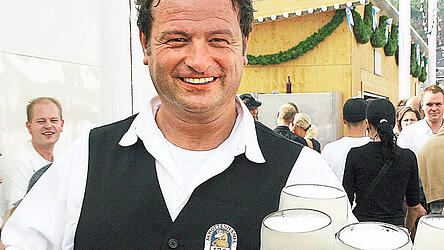 Pfarrer Rainer Maria Schießler ist seit 2006 Bedienung im Schottenhamel-Biergarten.