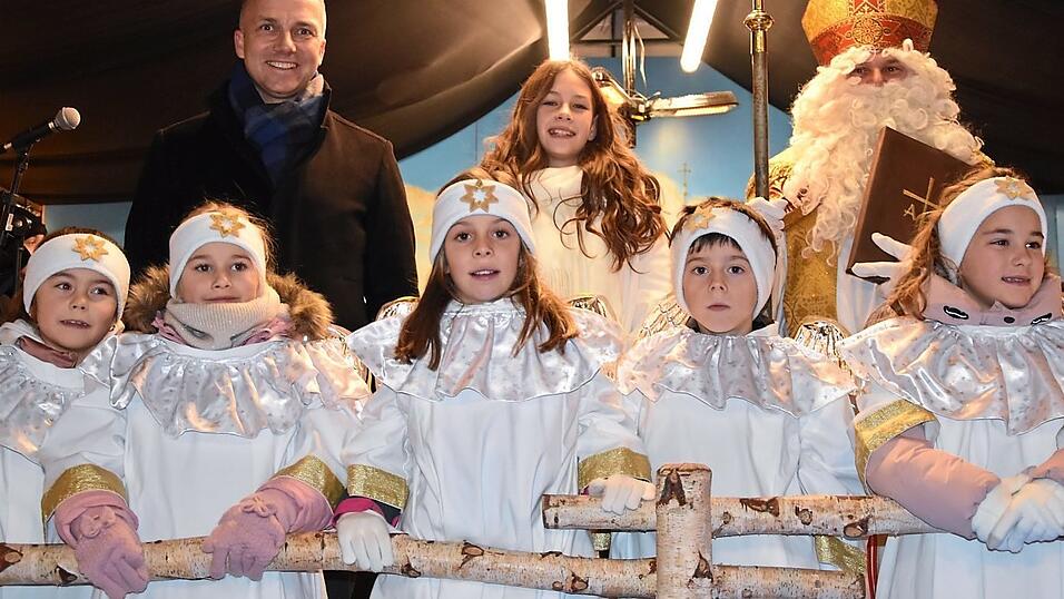 B&uuml;rgermeister, Weihnachtsengel mit Nikolaus und Engelsschar auf der B&uuml;hne.