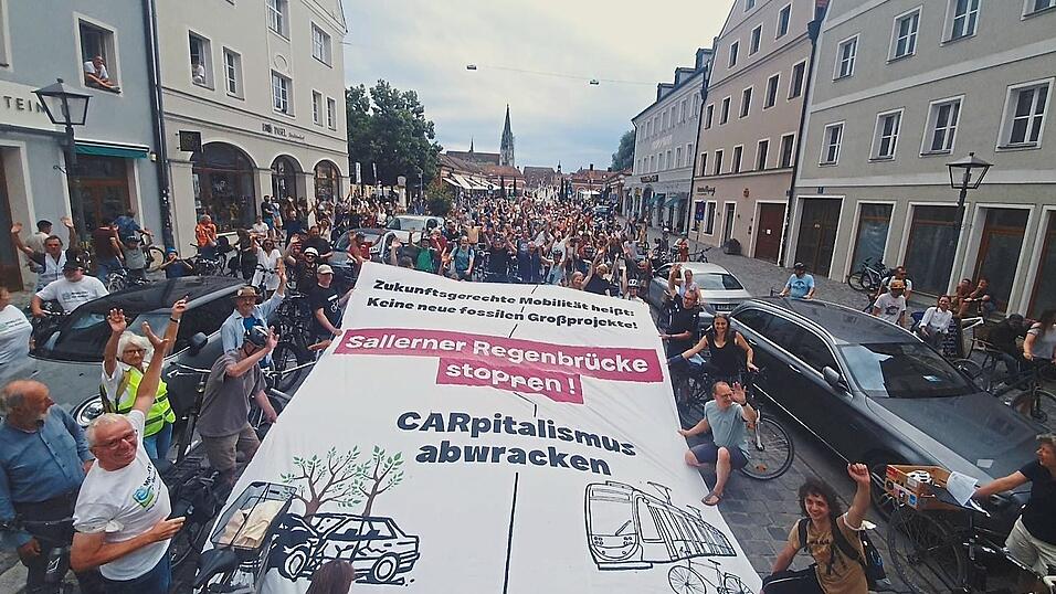Auf einem großen Banner der Demonstrierenden war zu lesen: „Sallerner Regenbrücke stoppen!“