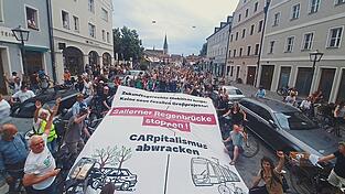 Auf einem großen Banner der Demonstrierenden war zu lesen: „Sallerner Regenbrücke stoppen!“