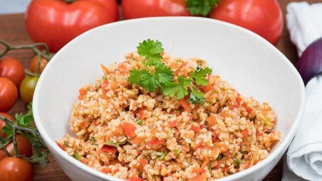 Besonders als Beilage beim Grillen eignet sich der Bulgursalat hervorragend.