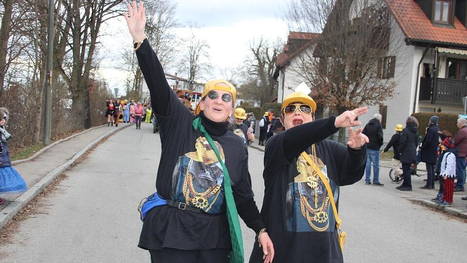 Viele Faschings-Fans haben sich am Samstag den Umzug in Langenbach angesehen. Viele Faschings-Fans haben sich am Samstag den Umzug in Langenbach angesehen.