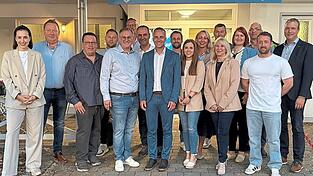 Die Vorstandschaft zusammen mit Bürgermeister Armin Grassinger.