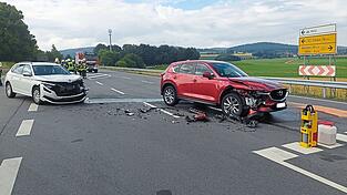 Der Mazda und der Škoda stießen am Donnerstagvormittag frontal zusammen.