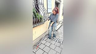 Die anderen Sinne versuchen, das fehlende Sehvermögen zu kompensieren. Oft kommt dabei der Tastsinn ins Spiel - ob ich danach dreckige Hände hatte, konnte ich allerdings nicht sagen.