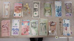 Einen Rucksack mit umgerechnet 5.260 Euro in dreizehn verschiedenen Währungen hat ein Tourist aus Paraguay in einer Münchner S-Bahn vergessen. Einen Rucksack mit umgerechnet 5.260 Euro in dreizehn verschiedenen Währungen hat ein Tourist aus Paraguay in einer Münchner S-Bahn vergessen.