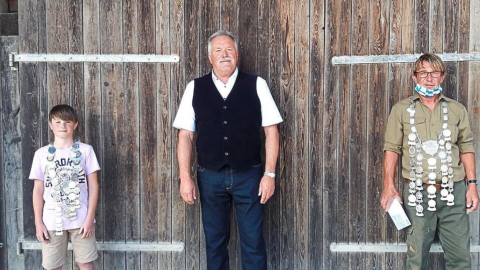 Jungfischerkönig Paul Hofer, Dritter Bürgermeister Johann Staudinger und Fischerkönig Rudi Rieger (von links). Jungfischerkönig Paul Hofer, Dritter Bürgermeister Johann Staudinger und Fischerkönig Rudi Rieger (von links).