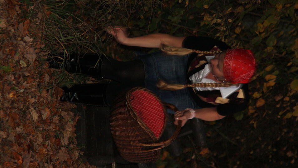 Inga als 'Rot-Z&ouml;pfchen' beim Gruseldreh im finsteren Steinacher Wald. (Foto: Pfeffer)