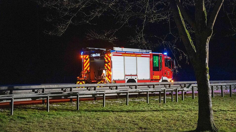 Auf einem Rastplatz bei Beratzhausen hat sich ein Auto überschlagen.