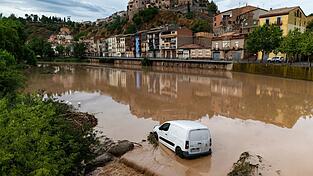 Starke Regenfälle, teils mit Hagel, haben mehrere Regionen in Spanien heimgesucht.