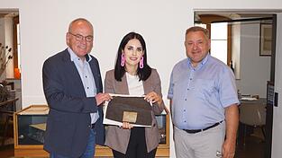 Freude über die Schenkung: (von links) Thomas Schäfers, Spitalarchivarin Kathrin Pindl, Spitalmeister Wolfgang Lindner.