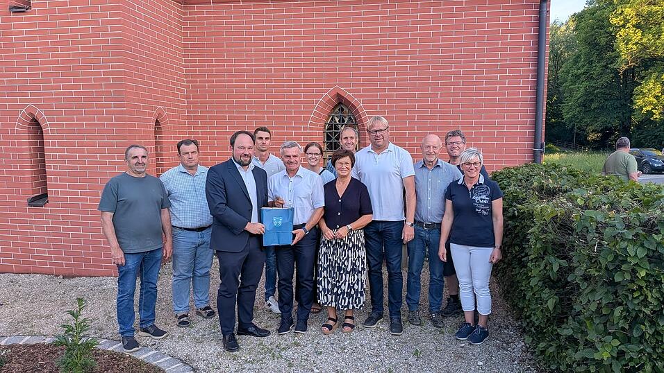 Für die stets gute Zusammenarbeit dankte Bürgermeister Hans-Peter Deifel dem ehemaligen Landrat Peter Dreier mit seiner Gattin Petra. Für die stets gute Zusammenarbeit dankte Bürgermeister Hans-Peter Deifel dem ehemaligen Landrat Peter Dreier mit seiner Gattin Petra.