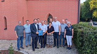 Für die stets gute Zusammenarbeit dankte Bürgermeister Hans-Peter Deifel dem ehemaligen Landrat Peter Dreier mit seiner Gattin Petra. Für die stets gute Zusammenarbeit dankte Bürgermeister Hans-Peter Deifel dem ehemaligen Landrat Peter Dreier mit seiner Gattin Petra.