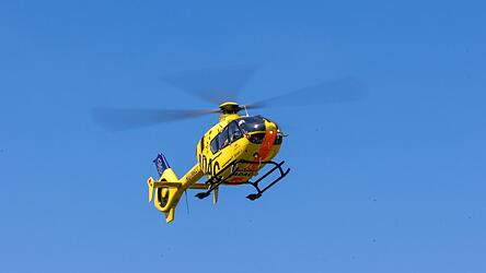 Trotz Rettungshubschrauber kommt für diesen Motorradfahrer nach einem Frontalzusammenstoß jede Hilfe zu spät.