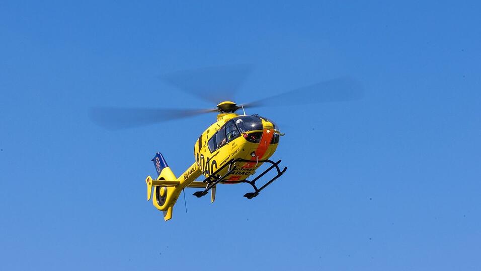 Trotz Rettungshubschrauber kommt für diesen Motorradfahrer nach einem Frontalzusammenstoß jede Hilfe zu spät.