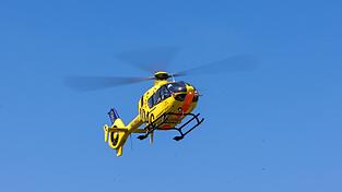 Trotz Rettungshubschrauber kommt für diesen Motorradfahrer nach einem Frontalzusammenstoß jede Hilfe zu spät.