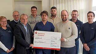 Das Nikolaus-Team von Flottweg bei der Spenden&uuml;bergabe an Adiuvantes-SAPV (von links): Tanja Kraus, Svenja Schuller, Thomas Waitl, Dr. Kersten Christoph Link, Manuel Haberger, PD Dr. Florian Kaiser, J&uuml;rgen Bauer, Martin Nadler, Michael Maierbeck, Michael Kraxenberger und Andreas Eigner.