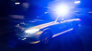 Aus einem Streifenwagen dokumentierten Beamte die waghalsige Fahrt der Raser. (Symbolbild)