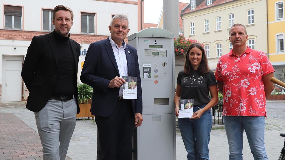 Stadtrat Philipp Fincke (v. l.), Bürgermeister Josef Dollinger, Ann-Kathrin Maier von Moosburg Marketing und Aicke Morgenstern von der Stadtverwaltung hoffen, dass das neue Angebot des bargeldlosen Parkscheins von den Bürgern angenommen wird. Stadtrat Philipp Fincke (v. l.), Bürgermeister Josef Dollinger, Ann-Kathrin Maier von Moosburg Marketing und Aicke Morgenstern von der Stadtverwaltung hoffen, dass das neue Angebot des bargeldlosen Parkscheins von den Bürgern angenommen wird.
