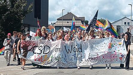 Die Pride-Parade zog vom Stadtplatz durch die Regener Innenstadt bis zum Kurparkpavillon Die Pride-Parade zog vom Stadtplatz durch die Regener Innenstadt bis zum Kurparkpavillon