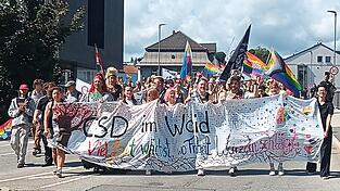 Die Pride-Parade zog vom Stadtplatz durch die Regener Innenstadt bis zum Kurparkpavillon Die Pride-Parade zog vom Stadtplatz durch die Regener Innenstadt bis zum Kurparkpavillon