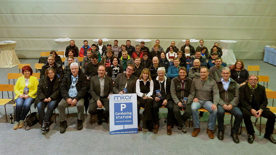 Gemeindevertreter aus Arrach, Lam und Lohberg, Sponsoren sowie Vereinsabordnungen mit Karl-Heinz Kaiser (Mitte) und Jonathan Heise (2. Reihe 3.v.li) von Mikar und Raimund Pajung (vorne rechts) bei der Carsharing-Standorteröffnung in Arrach. Gemeindevertreter aus Arrach, Lam und Lohberg, Sponsoren sowie Vereinsabordnungen mit Karl-Heinz Kaiser (Mitte) und Jonathan Heise (2. Reihe 3.v.li) von Mikar und Raimund Pajung (vorne rechts) bei der Carsharing-Standorteröffnung in Arrach.