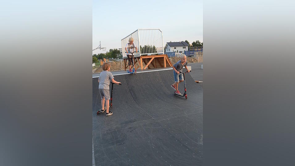 Auch Kinder kommen gern und versuchen ihr Geschick an Rampen und Hindernissen.