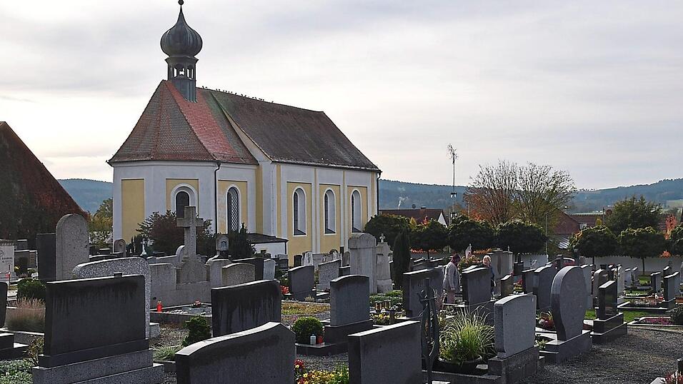 Die Tauben auf dem First der Sankt Salvatorkirche schauen vor Allerheiligen dem gesch&auml;ftigen Treiben auf dem Friedhof zu.