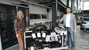 Schulleiterin Hermine Eckl und Außenstellenleiter Daniel Köhl leiten im Team den Berufsschulstandort in Bogen. Seit Kurzem gibt es hier neue und moderne Kfz-Werkstätten.