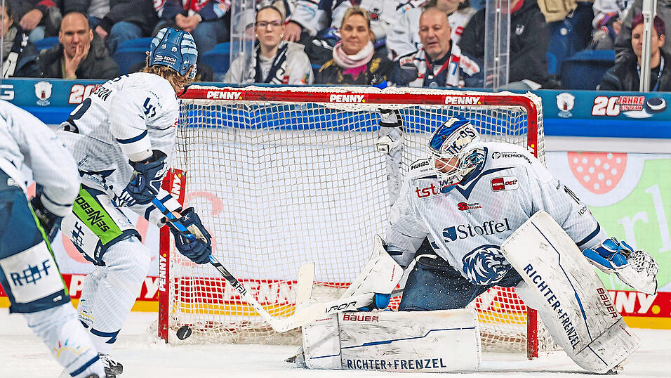 Nach zuvor einigen guten Szenen macht Tigers-Goalie Zane McIntyre unter anderem beim 4:1 für Berlin nicht gerade eine sehr glückliche Figur. Am Ende verlieren die Straubinger mit 2:6 beim Meister. Nach zuvor einigen guten Szenen macht Tigers-Goalie Zane McIntyre unter anderem beim 4:1 für Berlin nicht gerade eine sehr glückliche Figur. Am Ende verlieren die Straubinger mit 2:6 beim Meister.