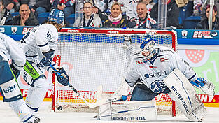 Nach zuvor einigen guten Szenen macht Tigers-Goalie Zane McIntyre unter anderem beim 4:1 für Berlin nicht gerade eine sehr glückliche Figur. Am Ende verlieren die Straubinger mit 2:6 beim Meister. Nach zuvor einigen guten Szenen macht Tigers-Goalie Zane McIntyre unter anderem beim 4:1 für Berlin nicht gerade eine sehr glückliche Figur. Am Ende verlieren die Straubinger mit 2:6 beim Meister.