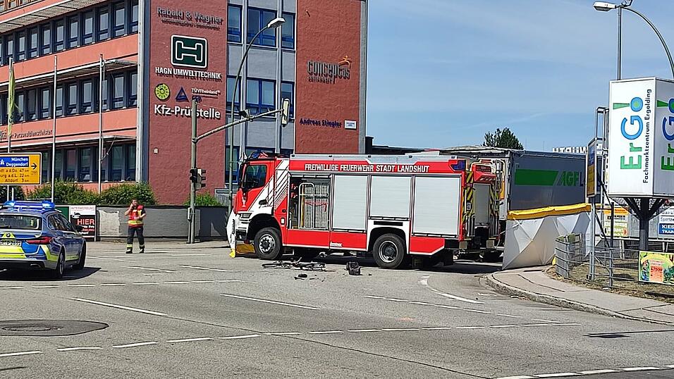 Bei einem Unfall in der Konrad-Adenauer-Straße ist eine Person ums Leben gekommen. Bei einem Unfall in der Konrad-Adenauer-Straße ist eine Person ums Leben gekommen.