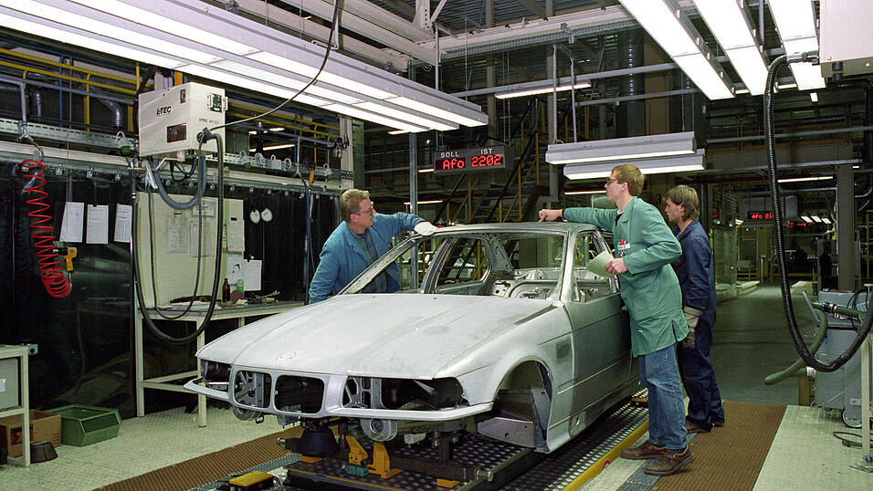 Karosseriebau eines BMW 3er der dritten Generation im Werk Regensburg im Jahr 1990. Karosseriebau eines BMW 3er der dritten Generation im Werk Regensburg im Jahr 1990.