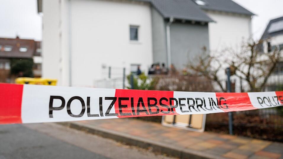 Ein Mann hatte einen 40-Jährigen auf einer Straße in einem Wohngebiet im mittelfränkischen Heilsbronn mit einem Messer niedergestochen. Nun wurde ein Verdächtiger identifiziert. (Archivfoto) Ein Mann hatte einen 40-Jährigen auf einer Straße in einem Wohngebiet im mittelfränkischen Heilsbronn mit einem Messer niedergestochen. Nun wurde ein Verdächtiger identifiziert. (Archivfoto)