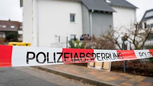 Ein Mann hatte einen 40-Jährigen auf einer Straße in einem Wohngebiet im mittelfränkischen Heilsbronn mit einem Messer niedergestochen. Nun wurde ein Verdächtiger identifiziert. (Archivfoto)