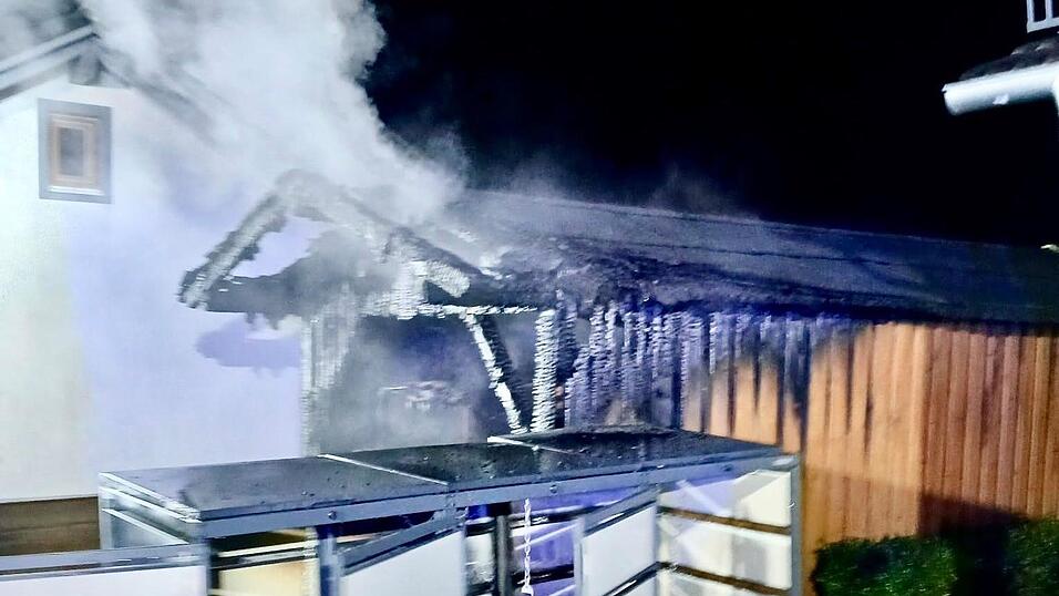 Blick auf den verkohlten Schuppen. Dabei wird deutlich, wie gef&auml;hrlich nahe sich dieser am Wohnhaus befand.