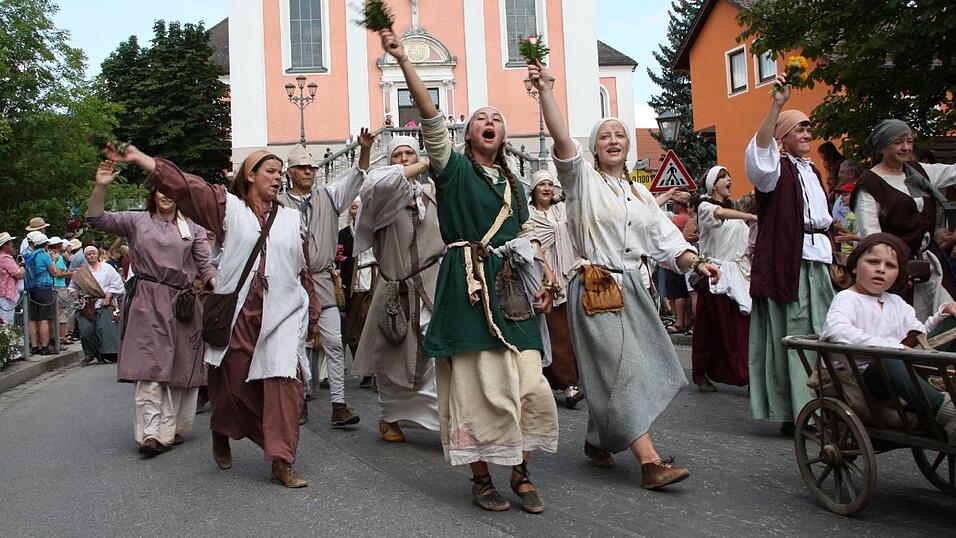 Die schönsten Augenblicke des historischen Drachenstich-Festzuges 2016. Die schönsten Augenblicke des historischen Drachenstich-Festzuges 2016.