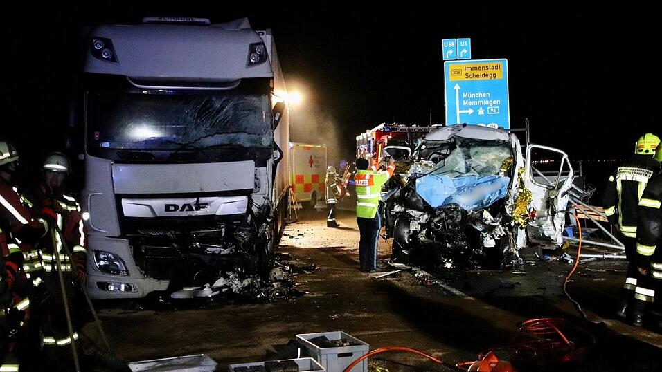 Polizei und Feuerwehr sind an einer Unfallstelle auf der B31 im Einsatz.