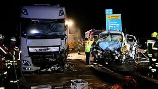 Polizei und Feuerwehr sind an einer Unfallstelle auf der B31 im Einsatz. Polizei und Feuerwehr sind an einer Unfallstelle auf der B31 im Einsatz.