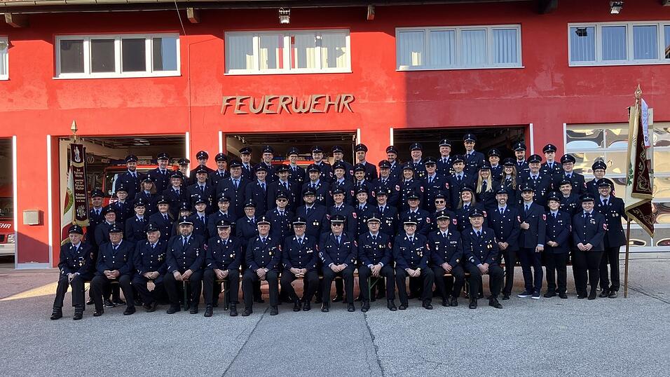 Zur Feier des Tages präsentierten sich die Floriansjünger in ihrer Ausgehuniform in voller Mannschaftsstärke.