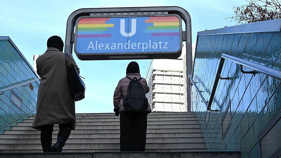 Die Befragung zeigt: Auf der Straße und in öffentlichen Verkehrsmitteln erleben Menschen häufig Diskriminierung. (Symbolbild) Die Befragung zeigt: Auf der Straße und in öffentlichen Verkehrsmitteln erleben Menschen häufig Diskriminierung. (Symbolbild)