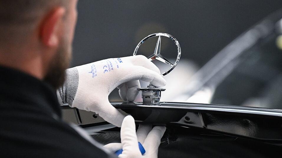 Mercedes-Benz hat im zweiten Quartal weniger Fahrzeuge verkauft. (Archivbild) Mercedes-Benz hat im zweiten Quartal weniger Fahrzeuge verkauft. (Archivbild)